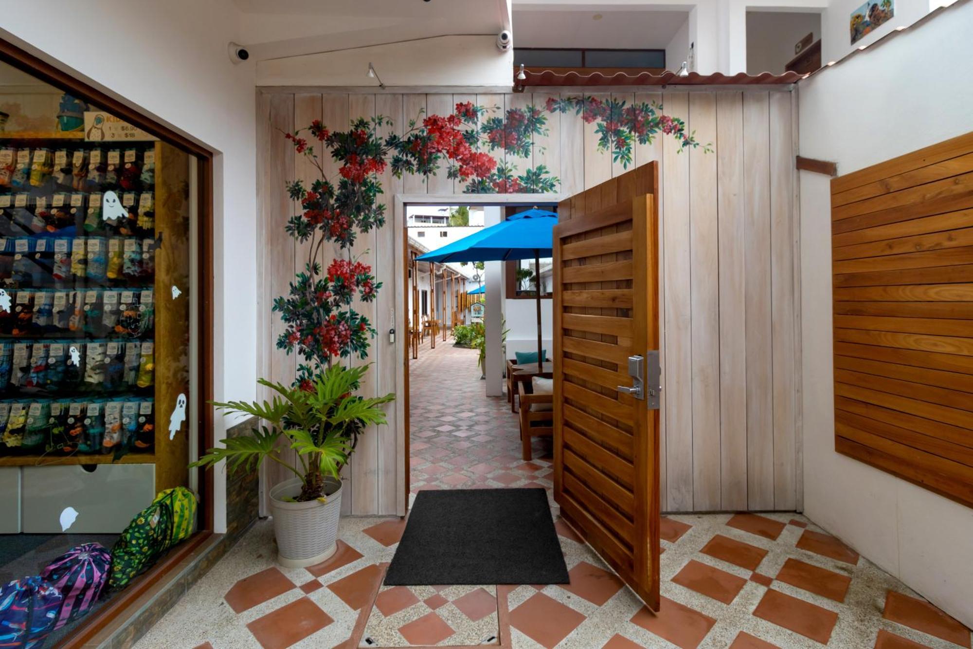 Plaza Luna Suites Puerto Ayora  Extérieur photo